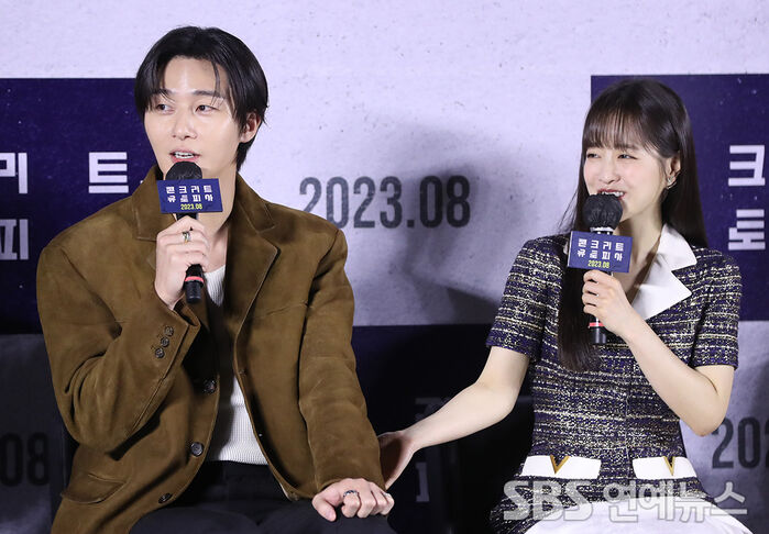 [Throwback] Park Seo-jun and Park Boyoung Tease Onscreen Newlywed Chemistry in Concrete Utopia
