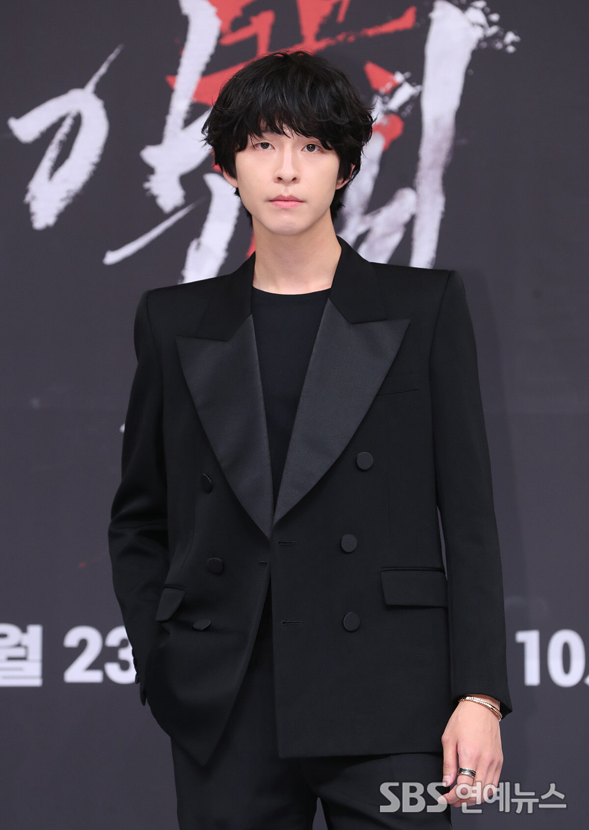 [E포토] 홍경, '악귀 압도하는 시크한 눈빛'