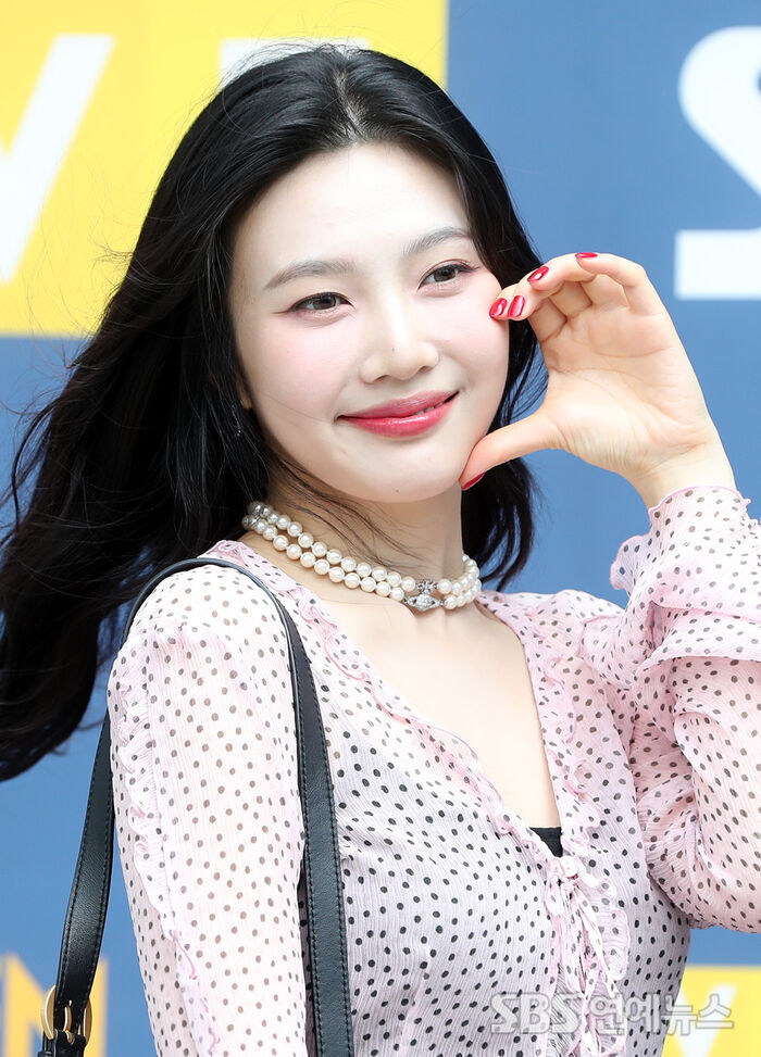 [Throwback] Red Velvet's JOY Beats the Heat With a Sweet Heart Pose