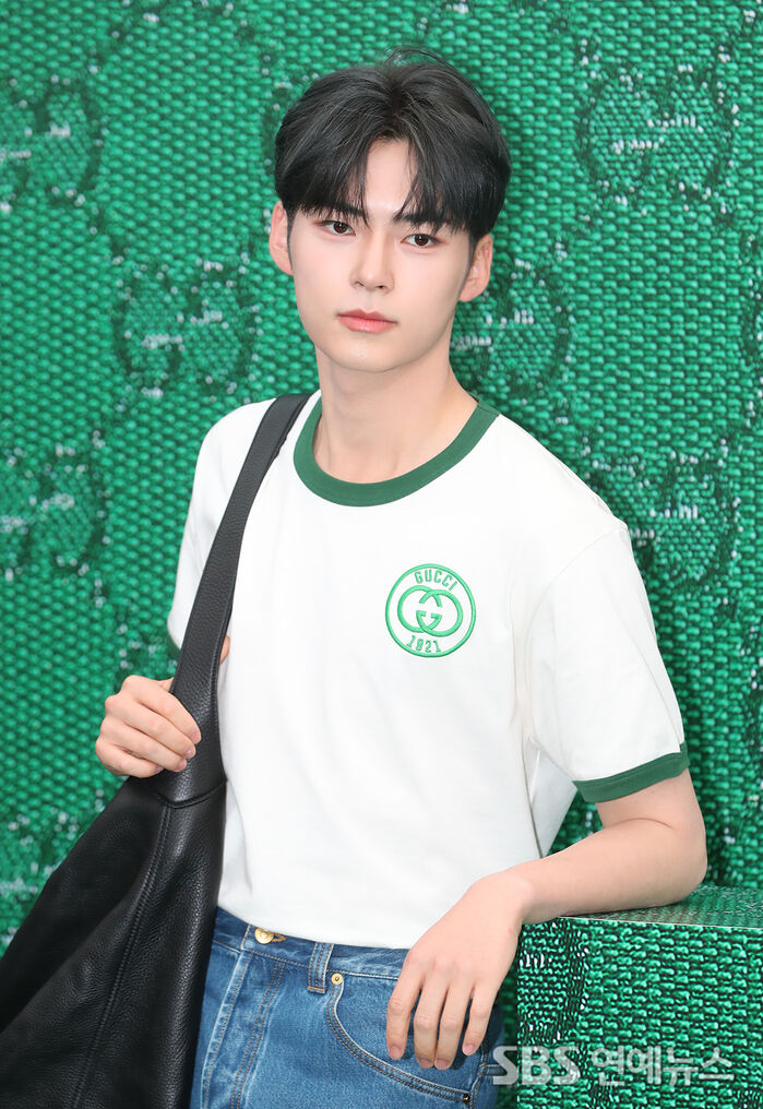 [Throwback] ZEROBASEONE’s SUNG HANBIN Serves Boyish Charm at GUCCI’s Itaewon Flagship