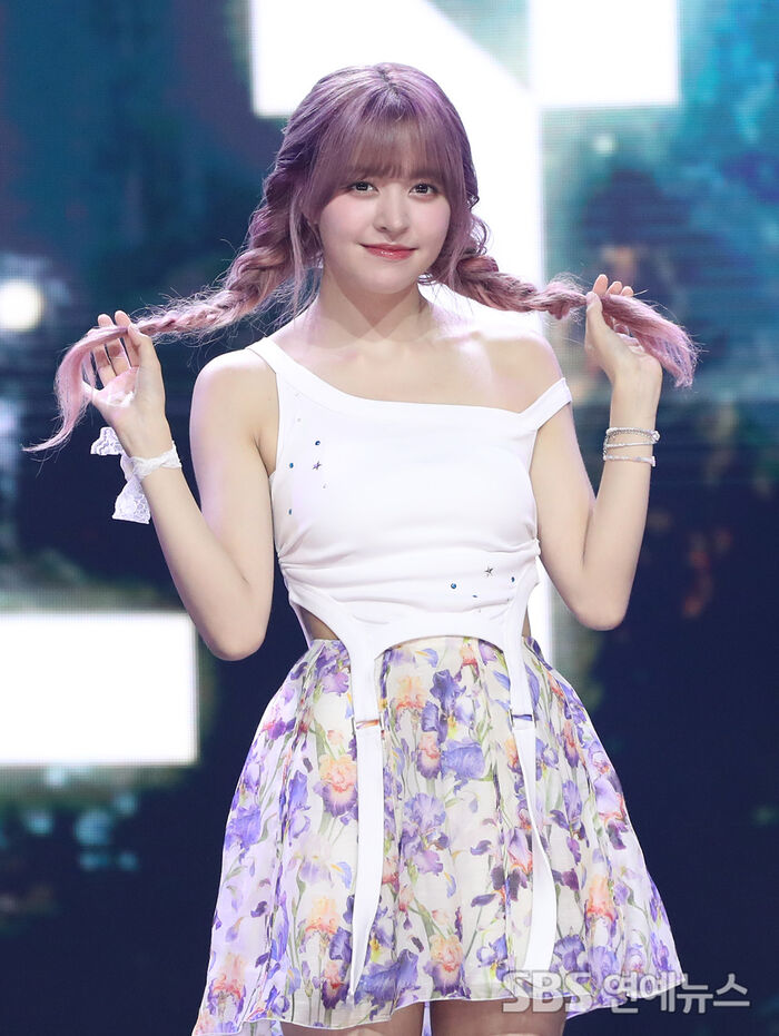 [Throwback] NMIXX’s LILY Lights Up the Room With a Smile