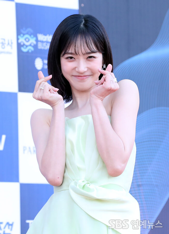 [Throwback] Han Ji-hyeon Lights Up the Blue Dragon Series Awards Red Carpet With Cute Finger Hearts