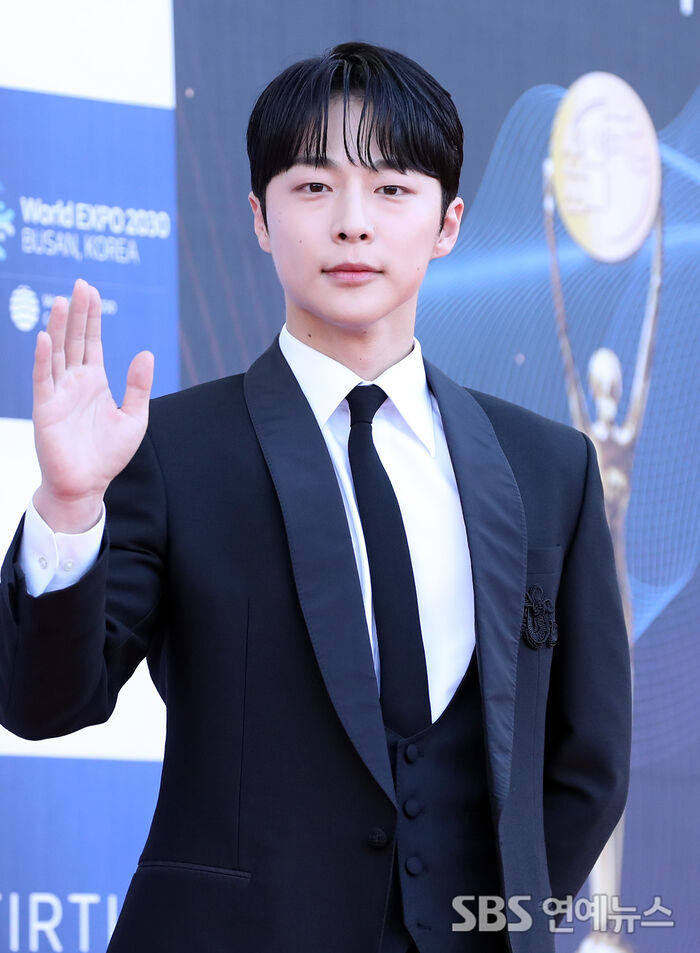 [Throwback] BAE IN HYUK Swaps His Cheer Uniform for a Sharp Tux on the Red Carpet