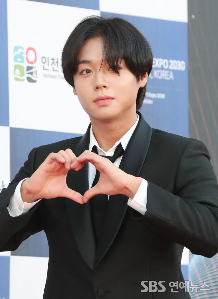 [Throwback] PARK JIHOON, Signature Heart Pose at the Blue Dragon Series Awards