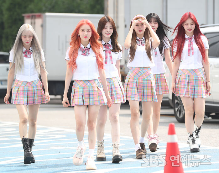 [Throwback] STAYC Brings Fresh-Faced Charm to JTBC Taping Arrival