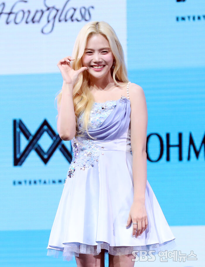 [Throwback] OH MY GIRL’s HYOJUNG Serves Sweet Blonde Doll Vibes