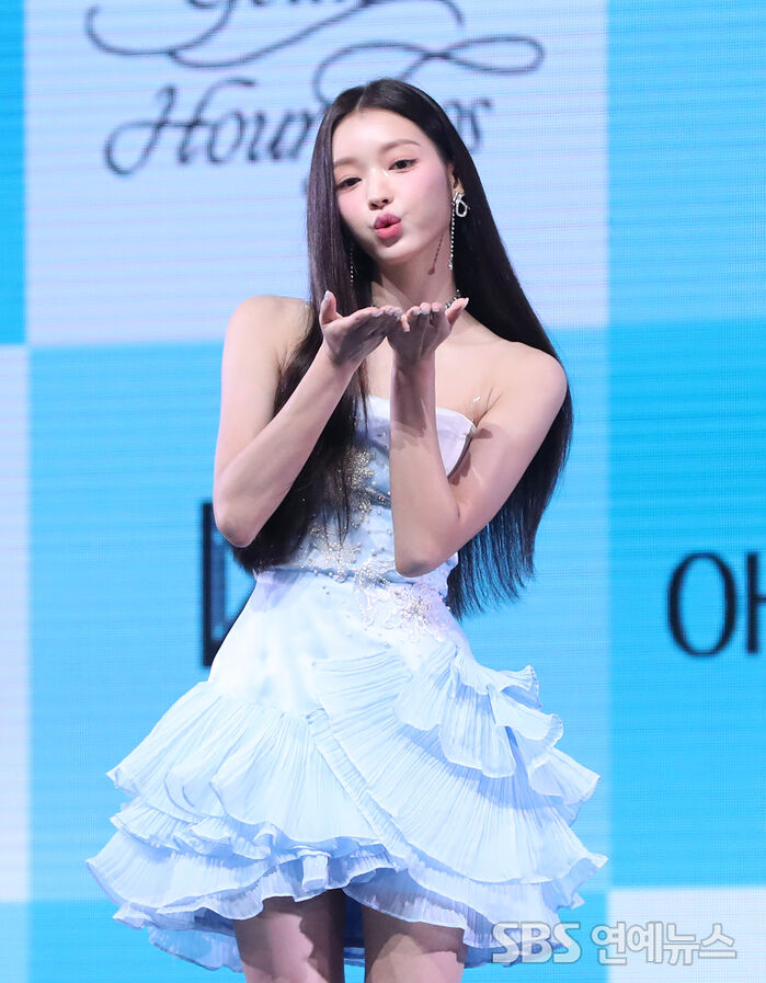 [Throwback] YooA Looks Like a Real-Life Doll at 'Golden Hourglass' Showcase
