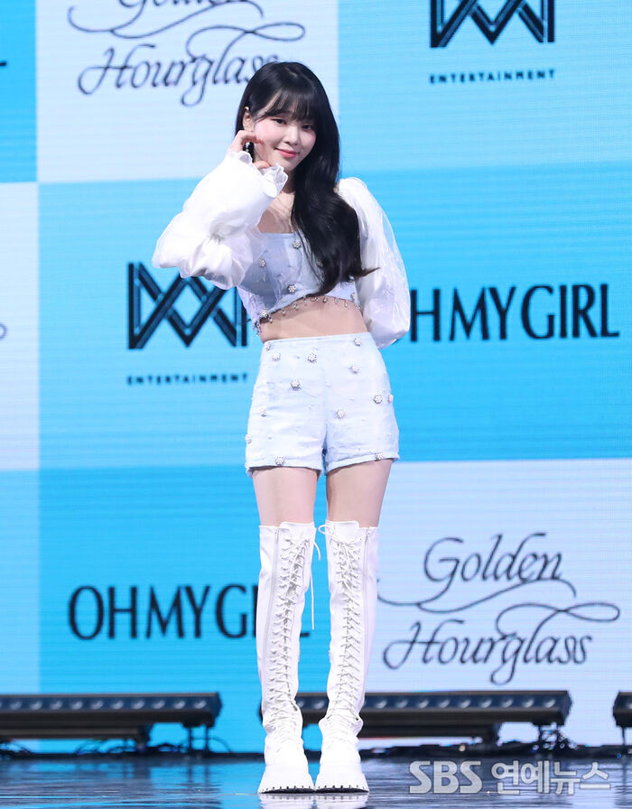 [Throwback] SEUNGHEE of OH MY GIRL Channels Fairy-Tale Charm