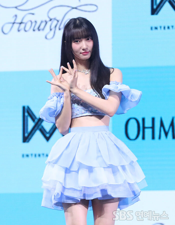 [Throwback] YUBIN of OH MY GIRL Steals the Spotlight at 'Golden Hourglass' Showcase