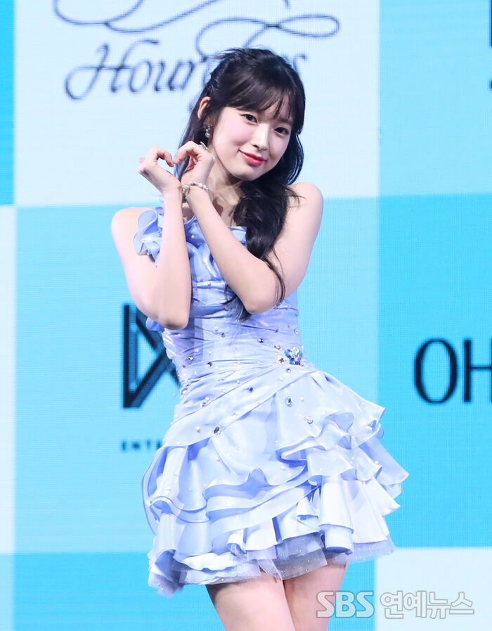 [Throwback] OH MY GIRL's ARIN Steals Hearts With a Sweet Heart Pose
