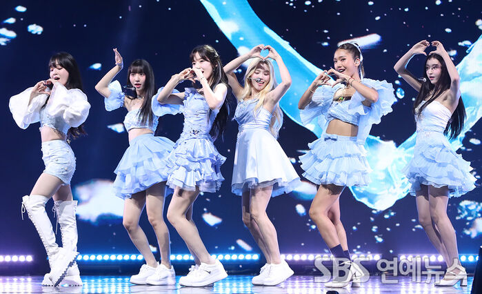 [Throwback] OH MY GIRL Lights Up the Summer Night With a Wave of Hearts