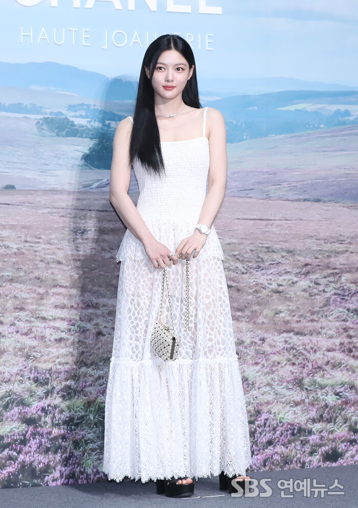 [Throwback] Kim You Jung Radiates Pure Elegance in All-White
