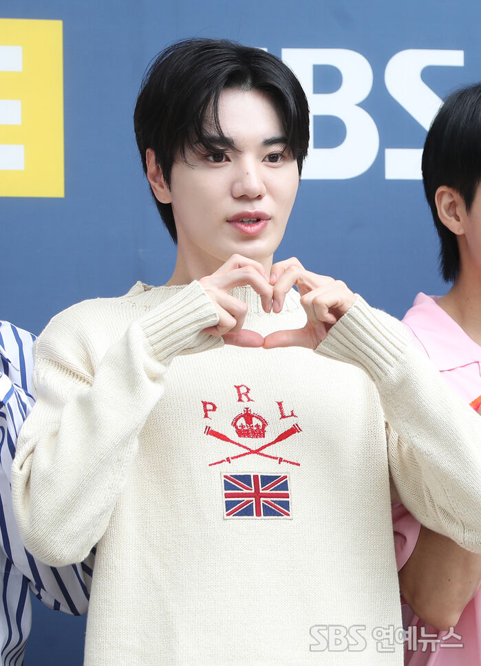 [Throwback] INFINITE’s LEE SEONGJONG Flashes a Finger Heart on His Way to Cultwo Show