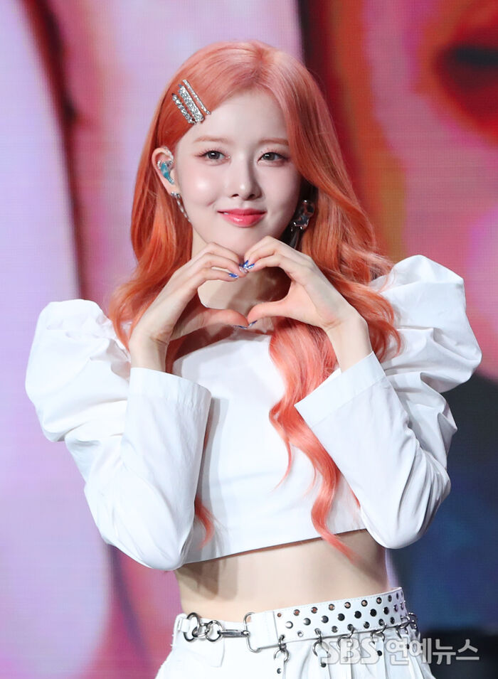 [Throwback] STAYC’s Sieun Sends Hearts Fluttering With a Sweet Heart Pose