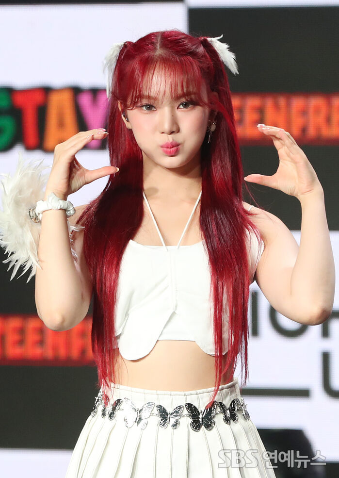 [Throwback] STAYC's ISA Shows Off Adorable Cheek-Heart Pose