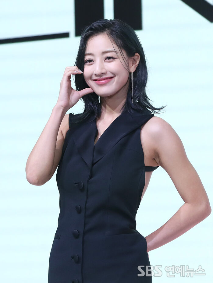 [Throwback] JIHYO's Dewy Cheek-Heart Steals the Spotlight