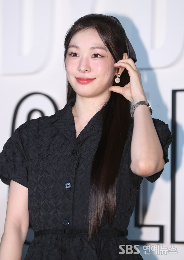 [Throwback] Kim Yuna Radiates Newlywed Glow With a Blushing Heart Pose