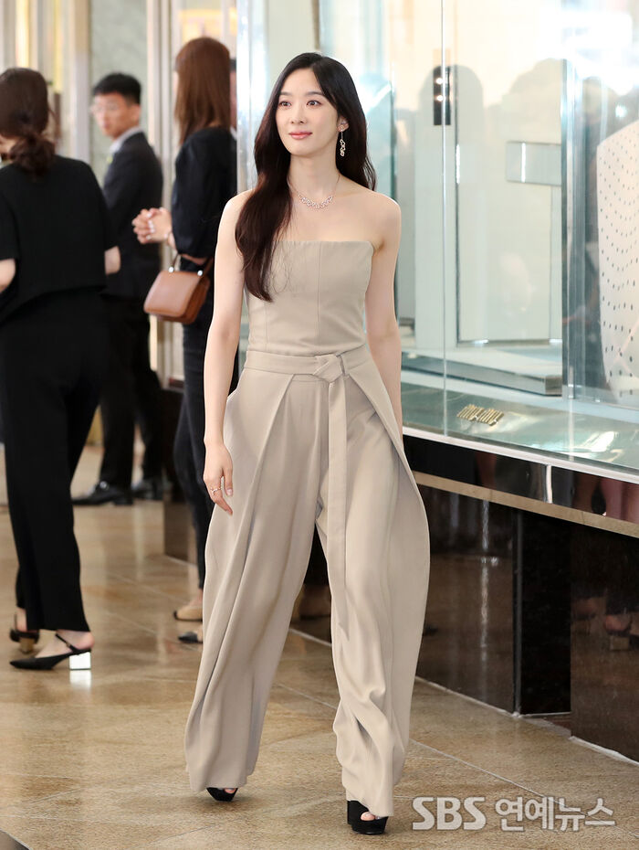 [Throwback] Lee Chungah Radiates Effortless Goddess Energy