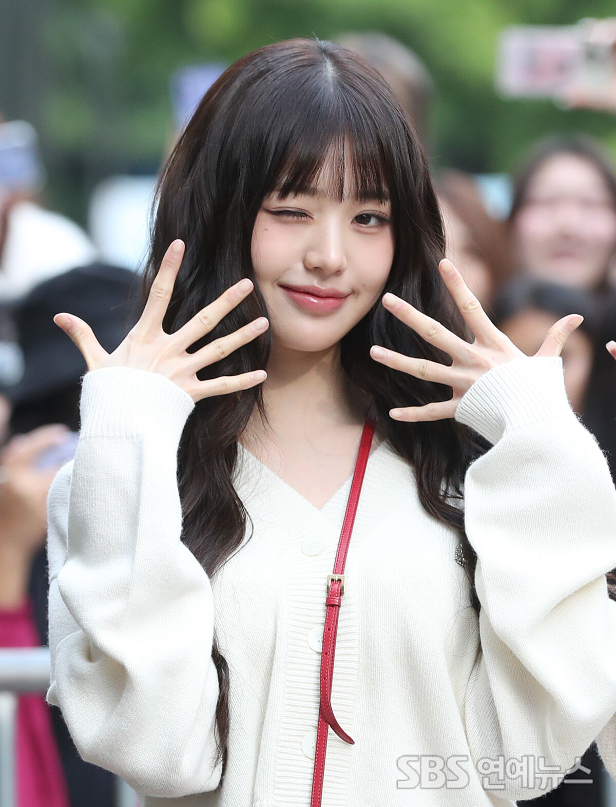 [Throwback] IVE's JANG WONYOUNG Turns a Rehearsal Arrival Into a Runway Moment