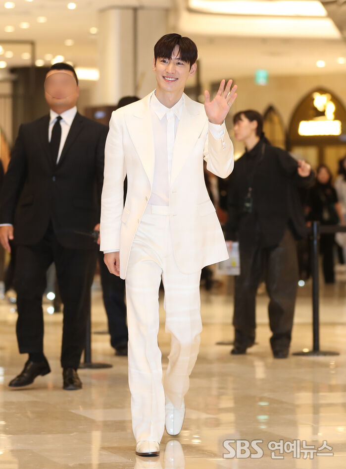 [Throwback] Lee Je-hoon Flashes a Bright Smile for Fans