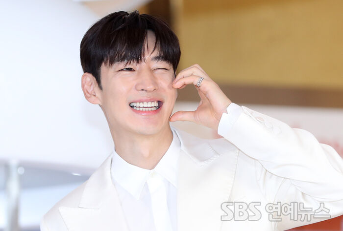 [Throwback] Lee Je-hoon Sets the Bar for Fan Service