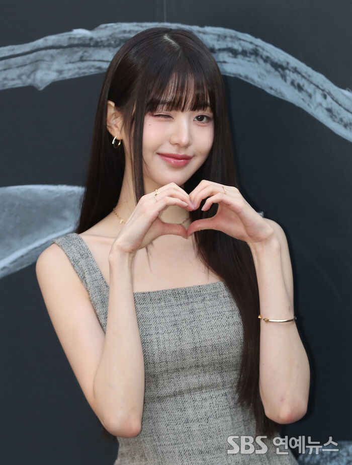 [Throwback] IVE’s JANG WONYOUNG Steals the Show With a Doll-Like Wink