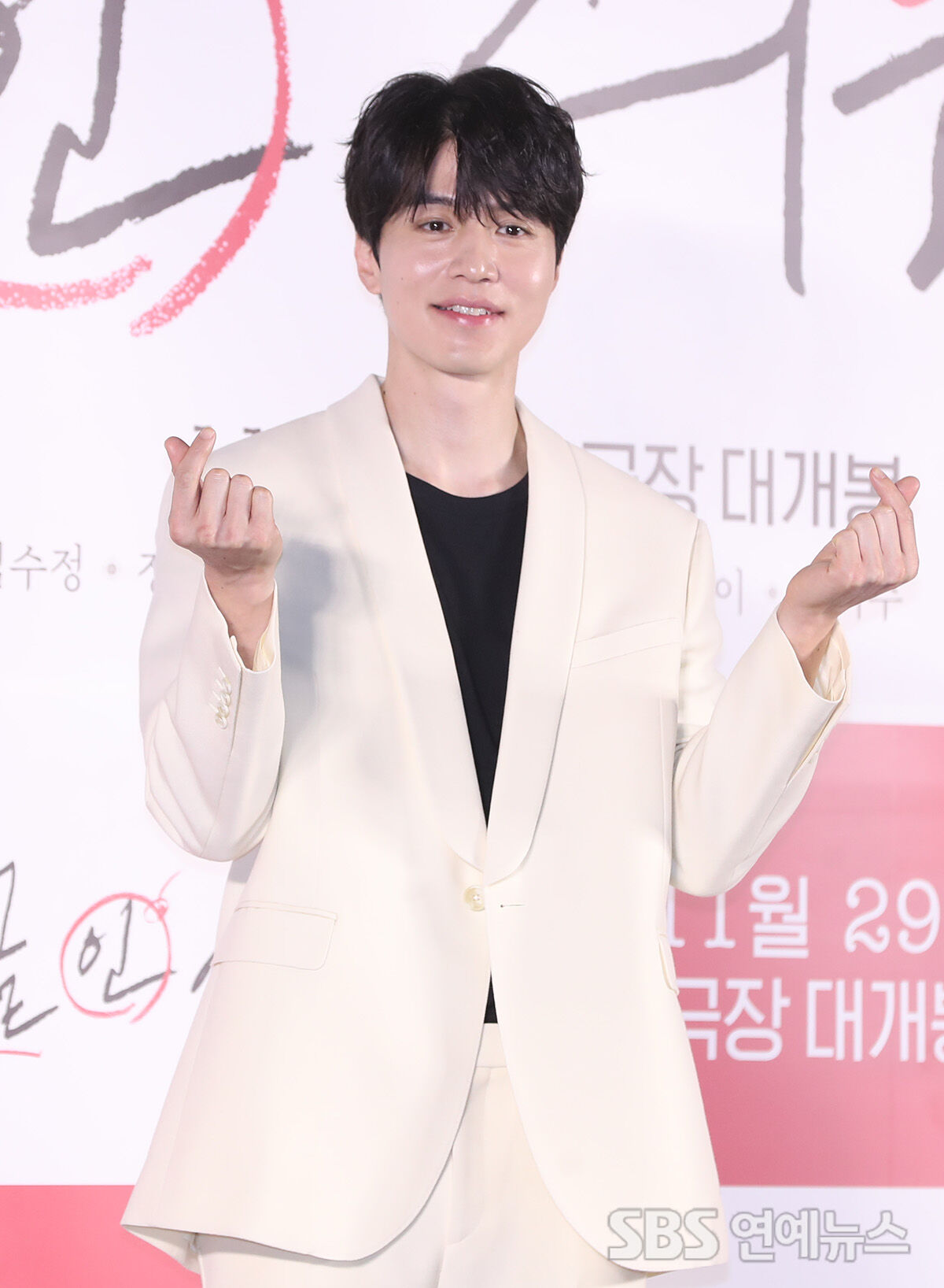 [Throwback] Lee Dongwook Turns Heads With Effortless Charm