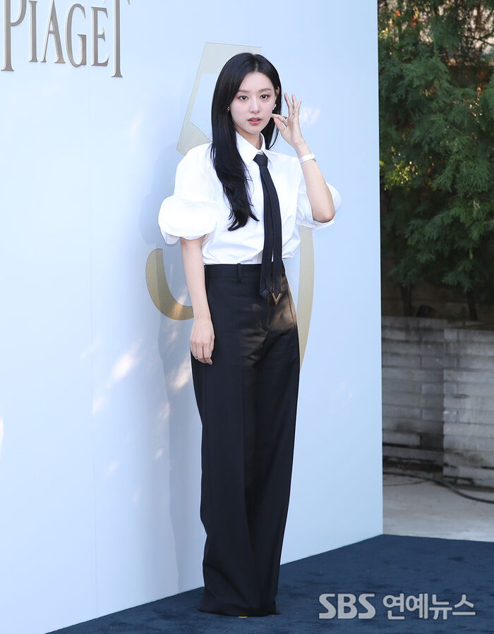 [Throwback] Kim Ji-won Stuns in a Sleek Black-and-White Look