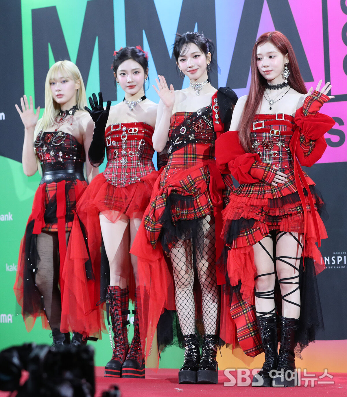 [Throwback] aespa Heat Up the MMA Red Carpet in Holiday Red