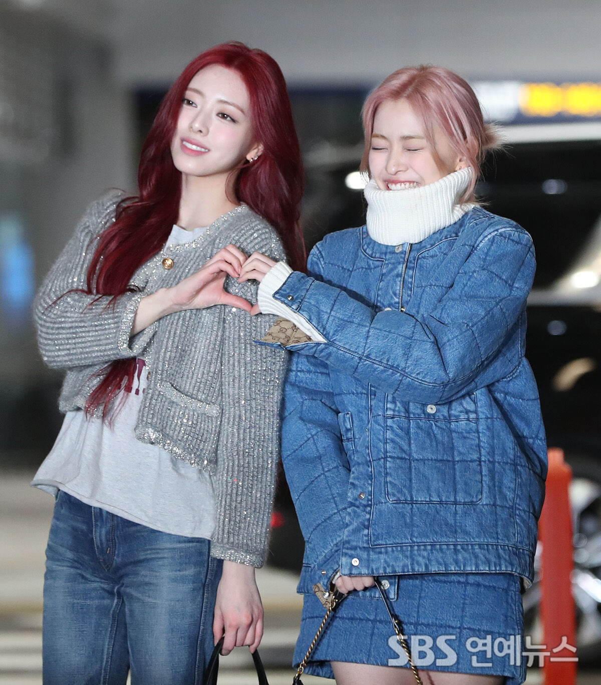 [Throwback] ITZY's YUNA and RYUJIN Flash Sweet Heart Signs Ahead of AAA