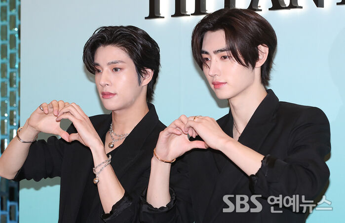 [Throwback] ENHYPEN’s JAKE and SUNGHOON Win Over ENGENE With Adorable Heart Poses