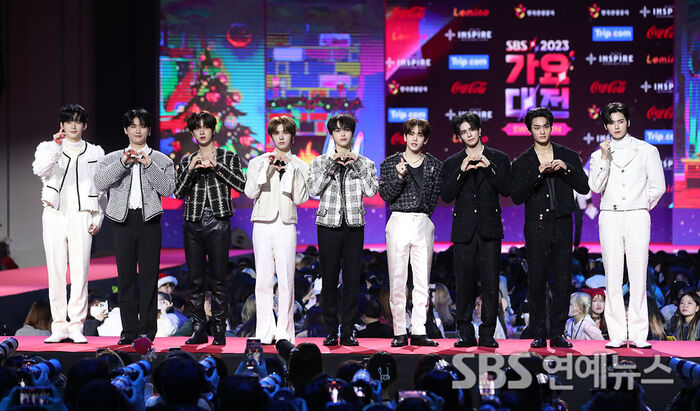 [Throwback] CRAVITY Dazzles on the SBS Music Awards Red Carpet on Christmas Day