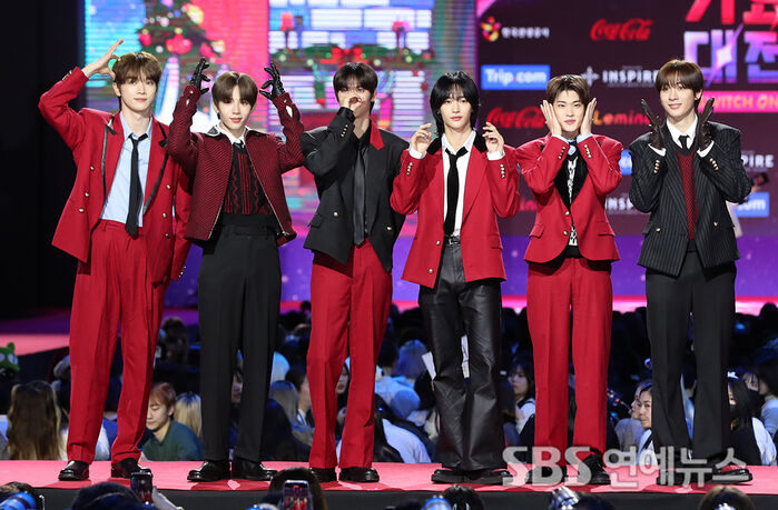 [Throwback] RIIZE Bring Festive Flair to the 2023 SBS Music Awards Red Carpet