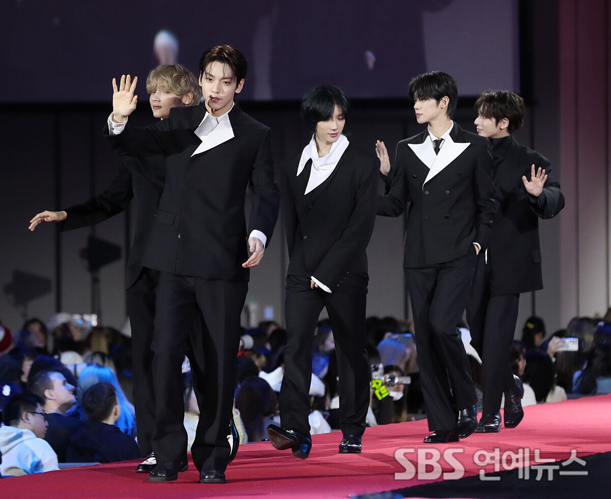 TOMORROW X TOGETHER (TXT) pose for photos at the 2023 SBS Music Awards