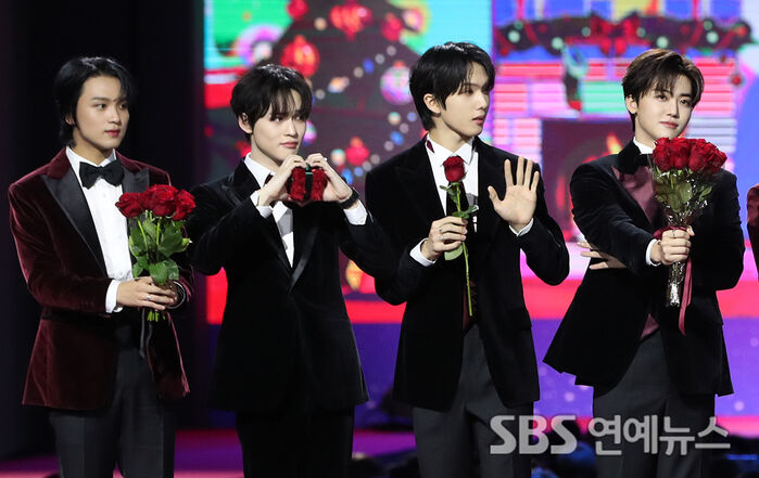NCT Dream Pose With Roses at the SBS Music Awards