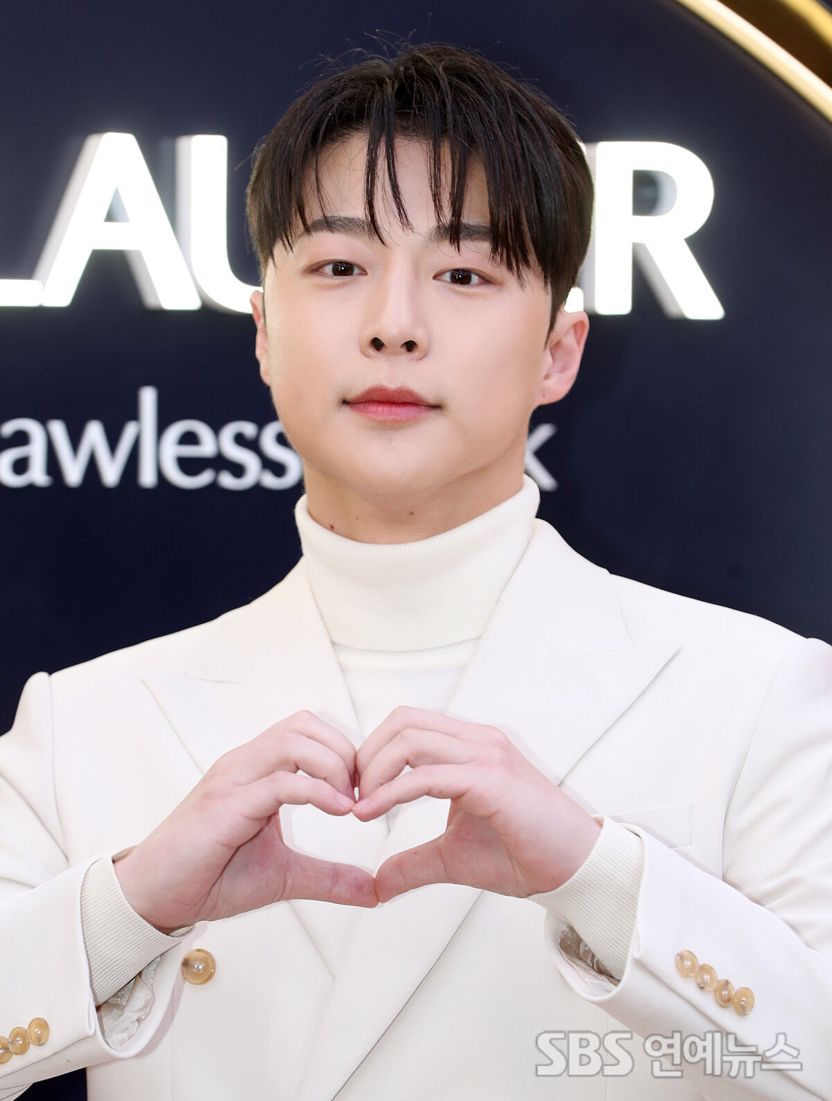 [E포토] 배인혁, '젠틀한 남자의 손인사'