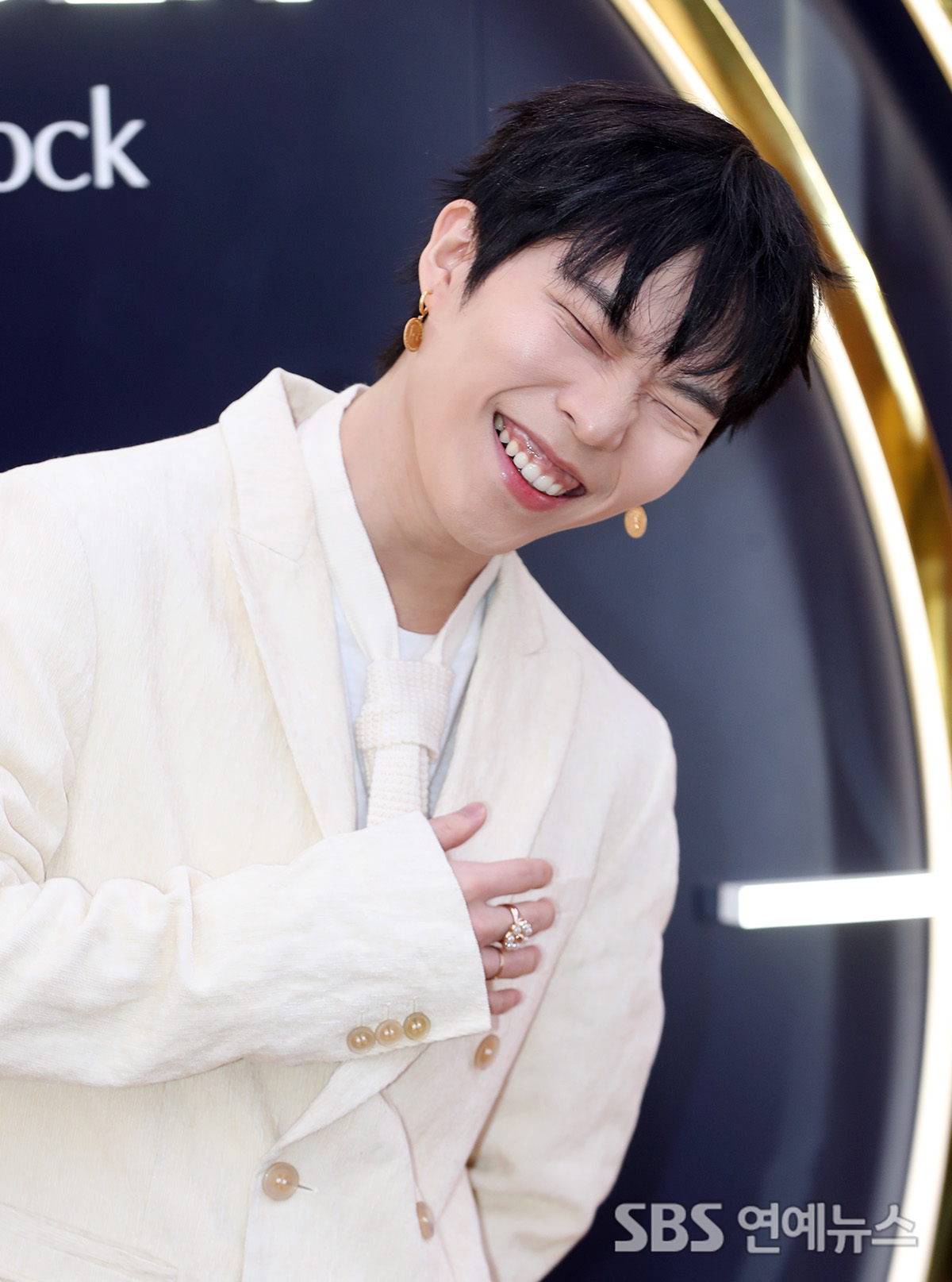 [E포토] 이찬혁, '블링블링 주얼리 자랑'