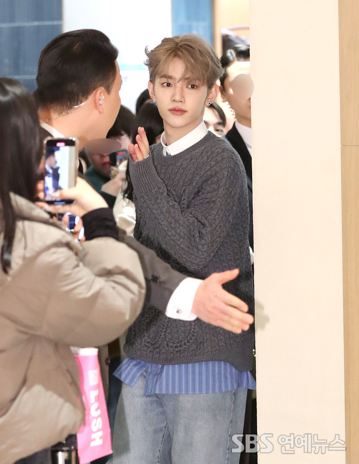 [Throwback] ZEROBASEONE's ZHANG HAO Turns the Crowd Into His Runway