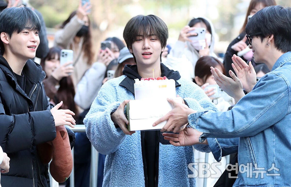 [Throwback] CRAVITY’s WONJIN Celebrates His Birthday With Fans Outside KBS