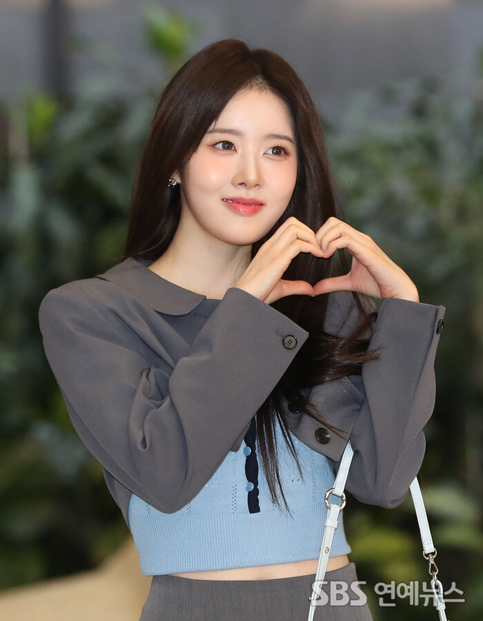 [Throwback] STAYC's Sieun Kicks Off the Morning With a Sweet Heart Gesture at the Airport