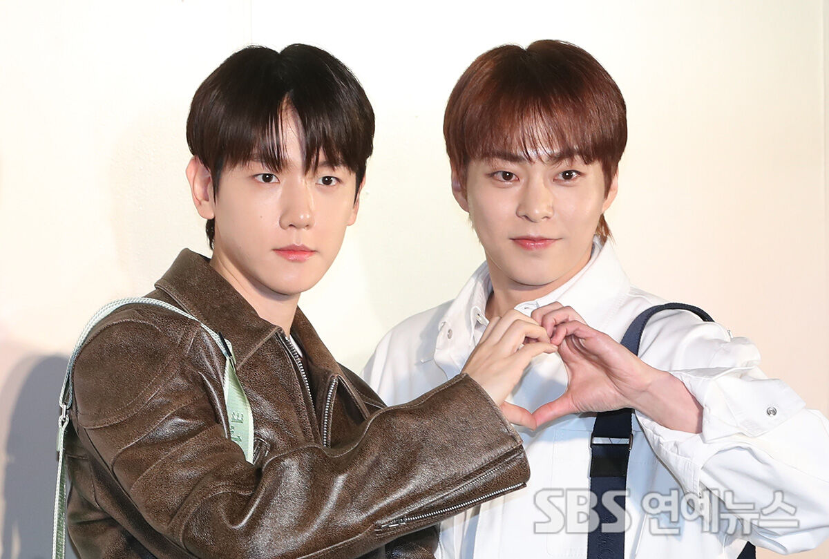 [Throwback] EXO’s BAEKHYUN and XIUMIN Make a Heart With Their Hands
