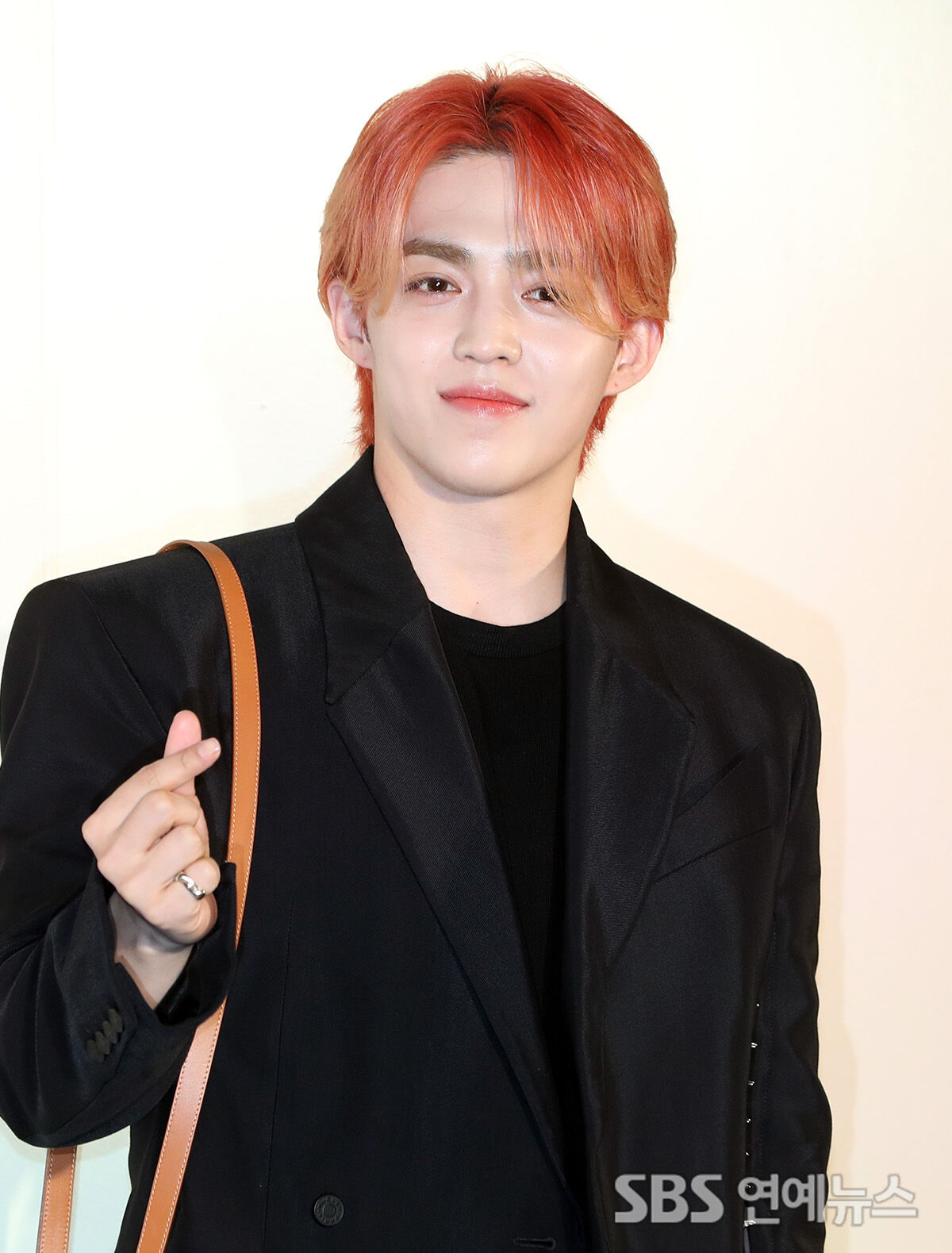 [Throwback] SEVENTEEN’s S.COUPS Glows Orange, Sends a Heart to Fans