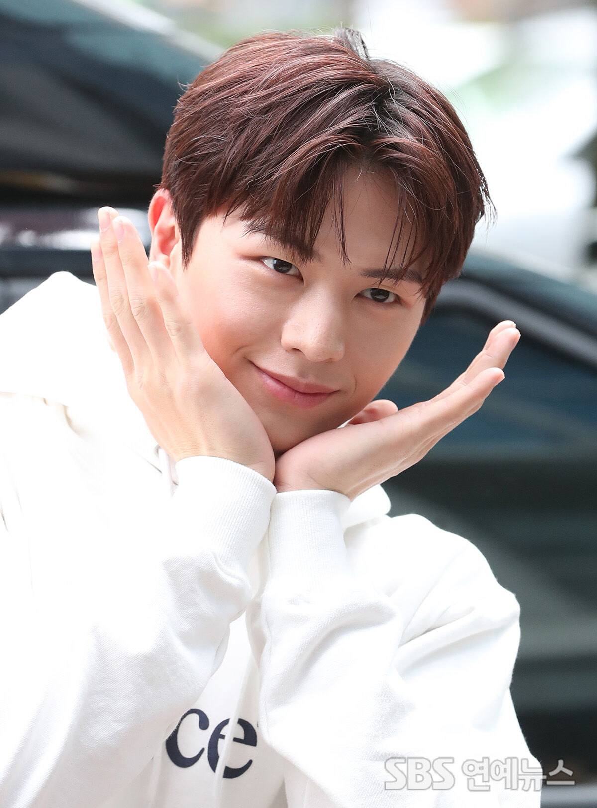 [Throwback] YOOK SUNGJAE Serves Spring With a Cute 'Flower Pose'