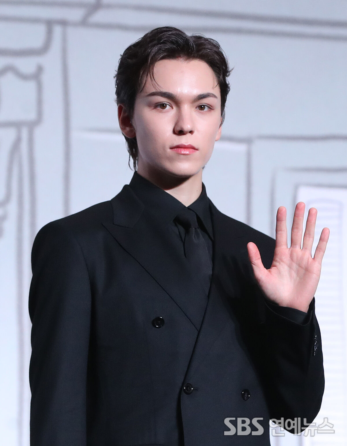 [Throwback] SEVENTEEN's VERNON Keeps It Chic With a Blank Stare