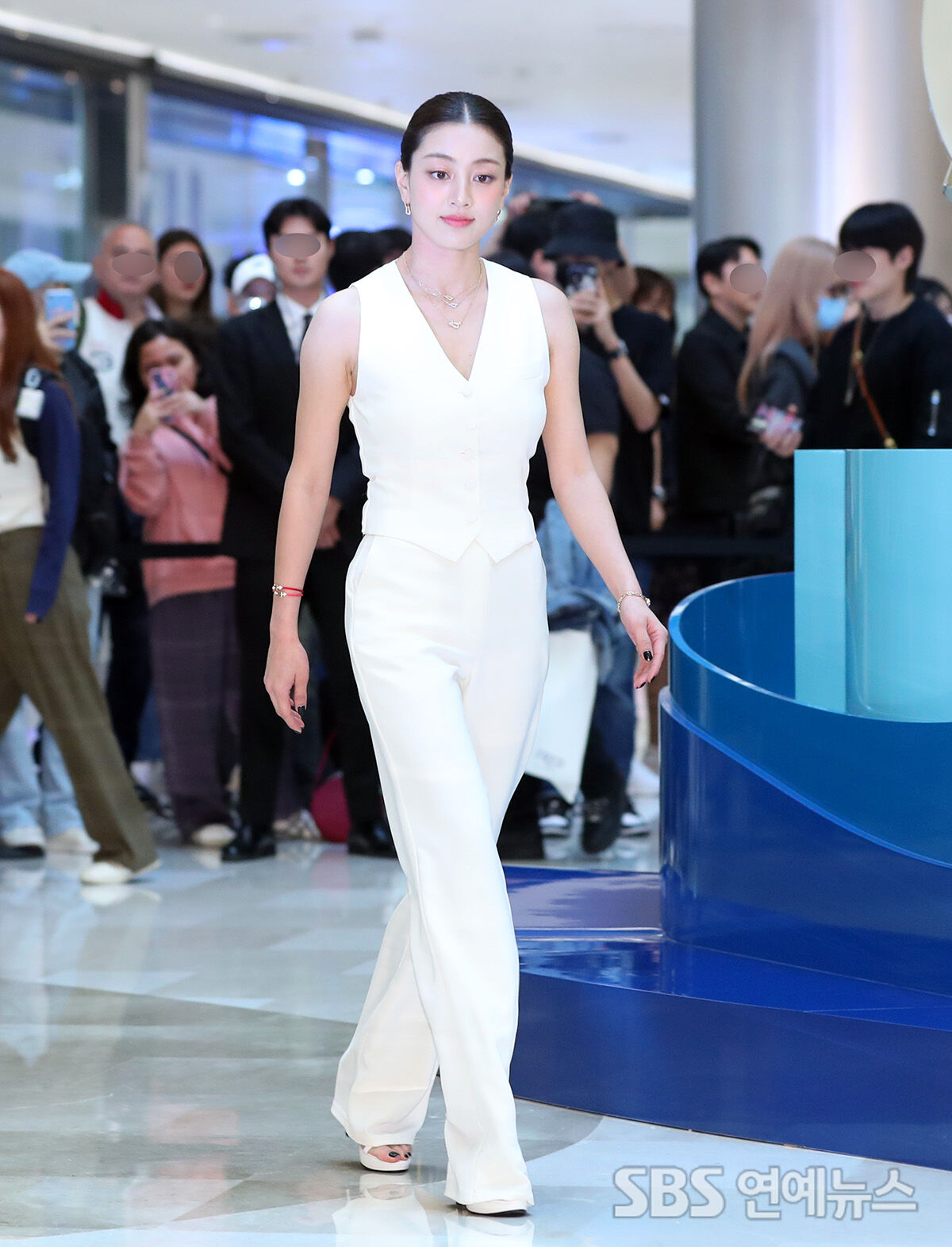 [Throwback] JIHYO Stuns With a Dazzling Entrance at Lotte’s AvenueL