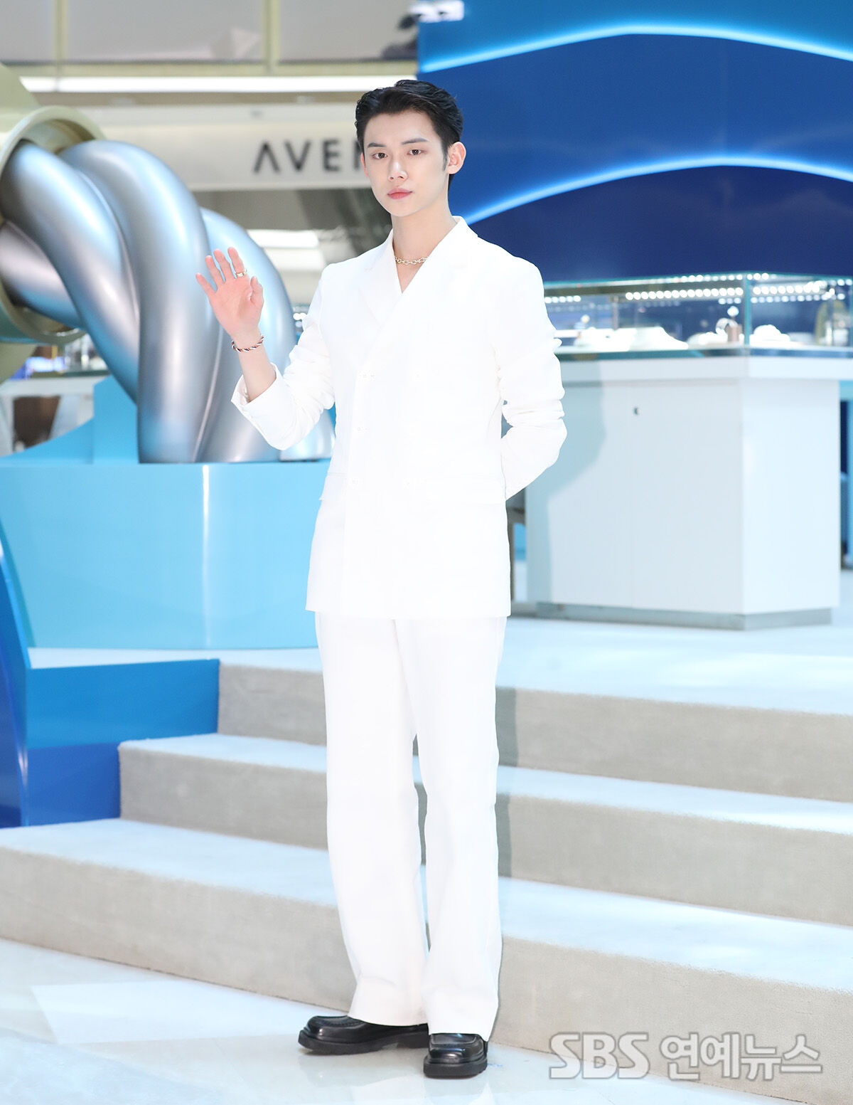 [E포토] TXT 연준, '무표정 시크한 손인사'