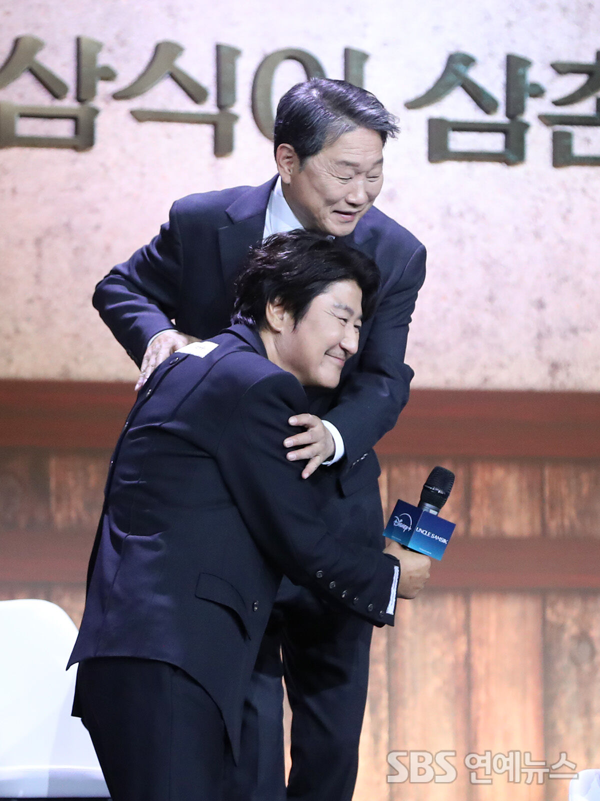 [E포토] 송강호-주진모, '30년 전 연극무대서 시작된 인연'