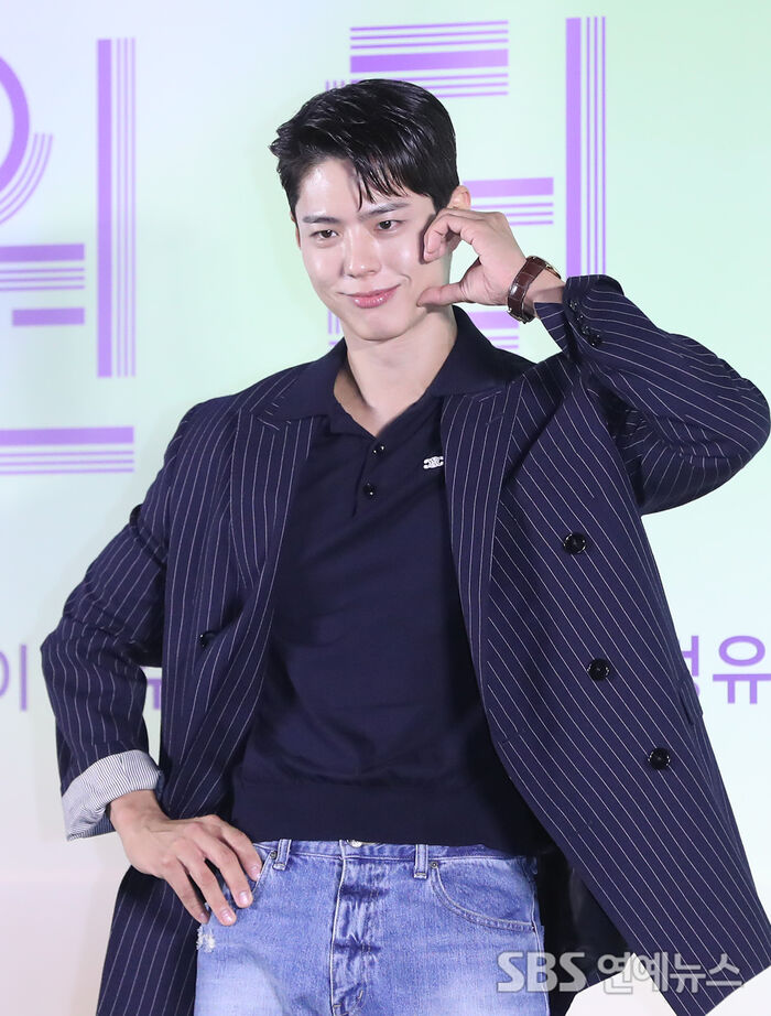 [Throwback] PARK BO-GUM Sends Finger Hearts at WONDERLAND Press Conference