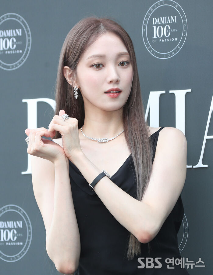 Lee Sung-kyung poses for the cameras at the Ikseon event