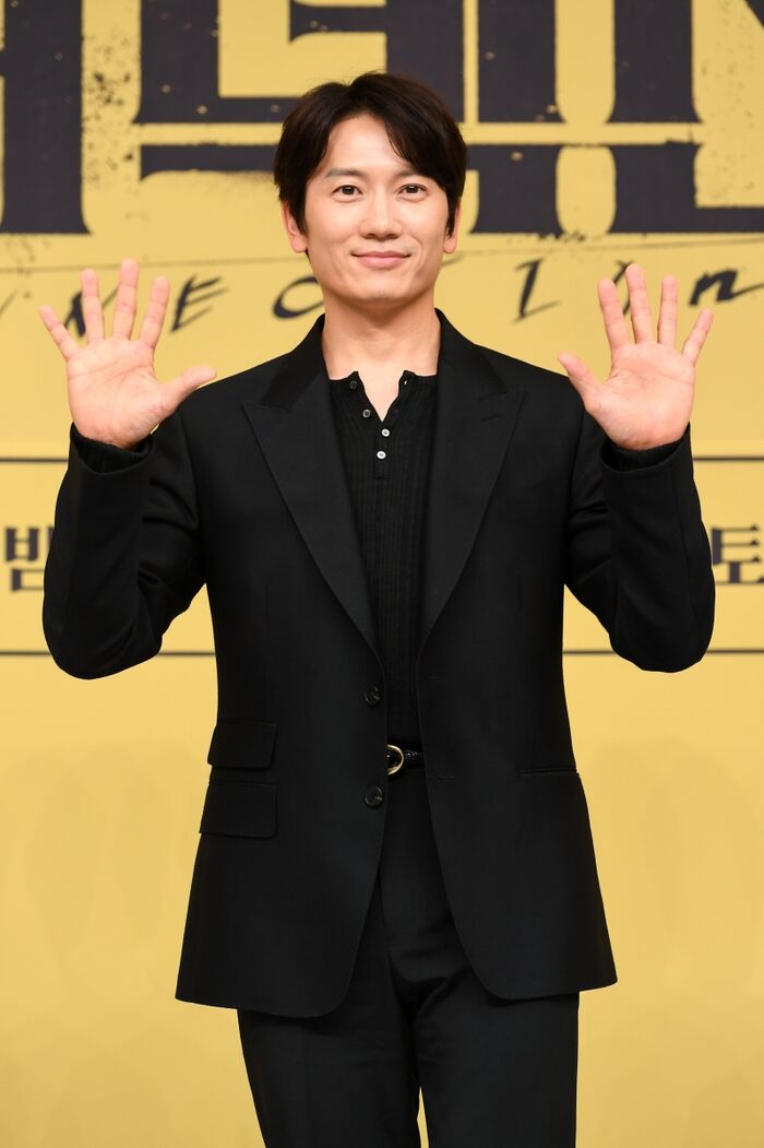 Ji Sung, Die-Hard Doosan Bears Fan, Returns to Jamsil Mound After 9 Years; First Pitch at 2026 Home Opener on May 3